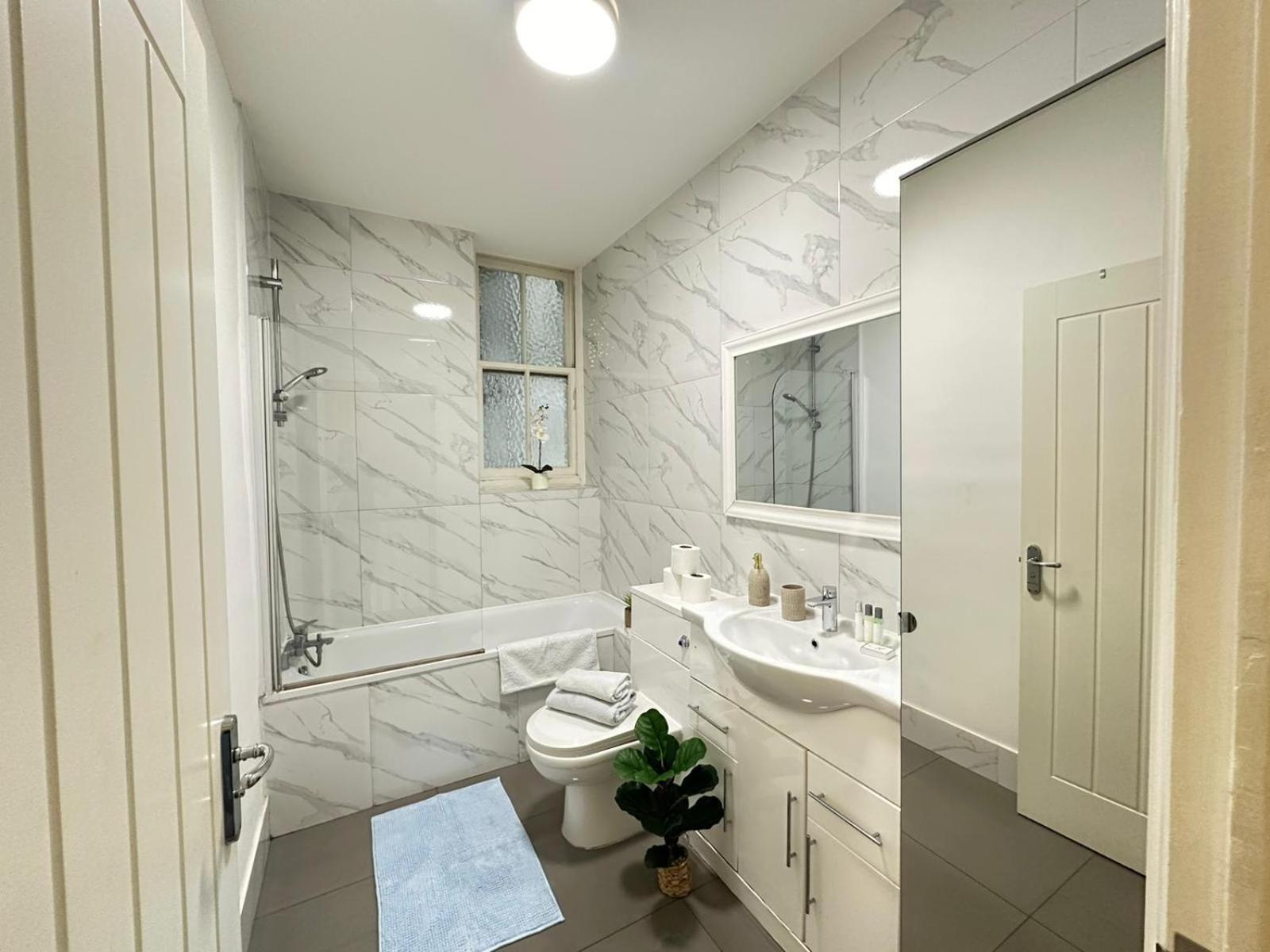 Oxford Street Four Bedroom Luxury Vilă
