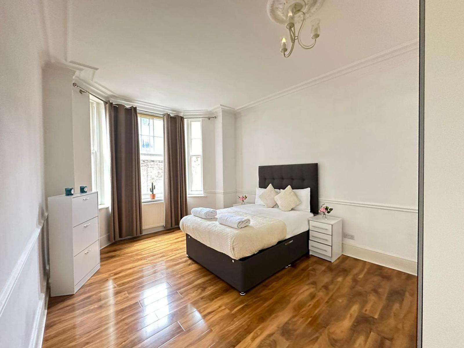 Oxford Street Four Bedroom Luxury Vilă