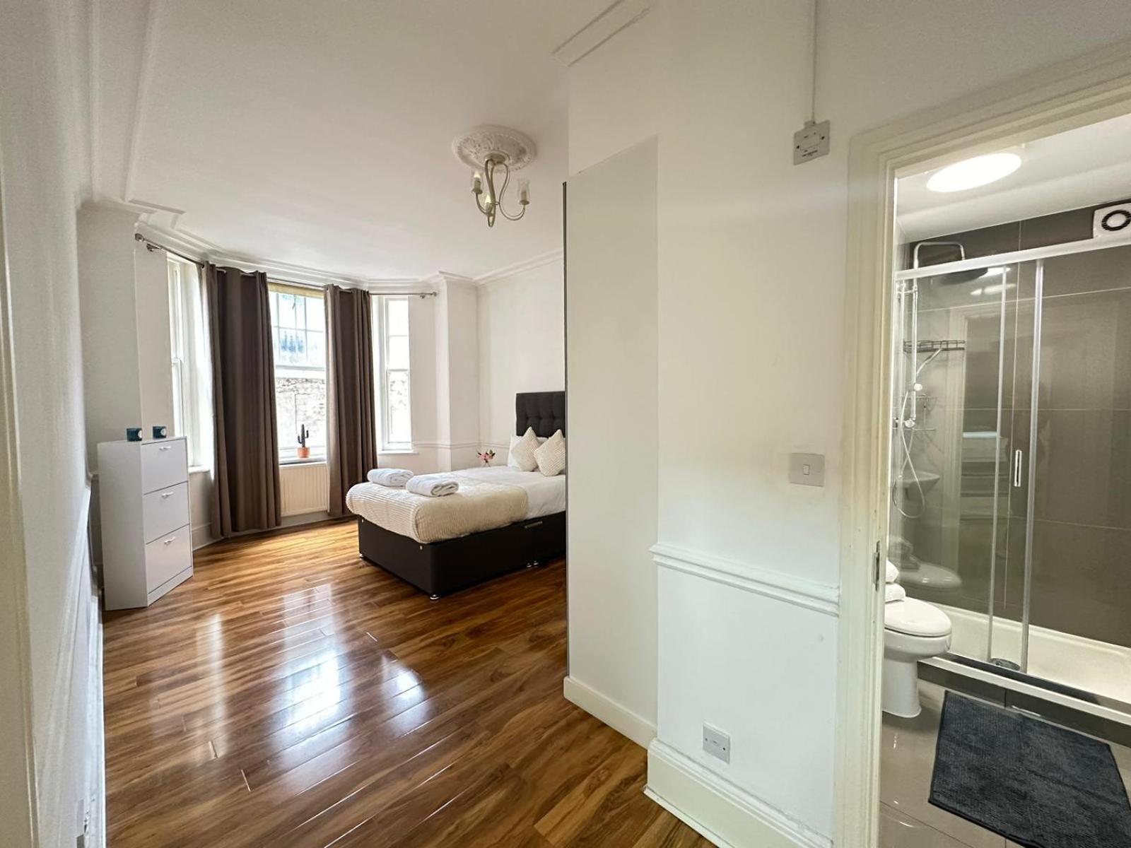 Oxford Street Four Bedroom Luxury Vilă *